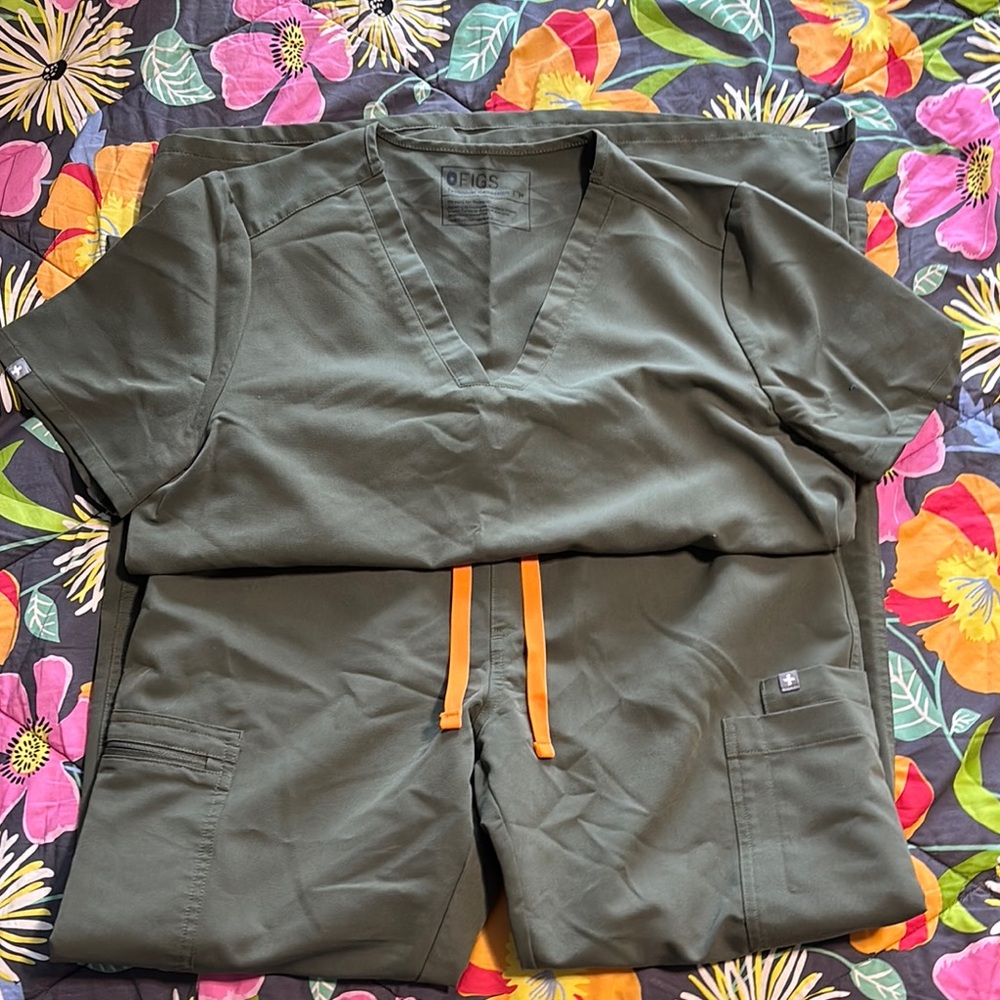 Figs Green Scrub Set with Orange Drawstring